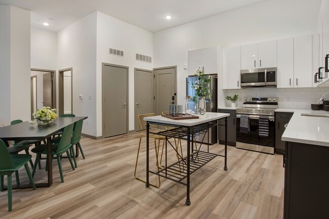 Desde pisos de tablones de madera hasta techos de 9 pies, nuestros interiores son refrescantes, relajantes y están listos para darle la bienvenida a casa. - Modera Berkeley Heights