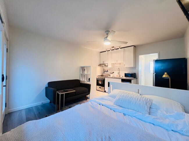 5525 Harold Way Unit 20