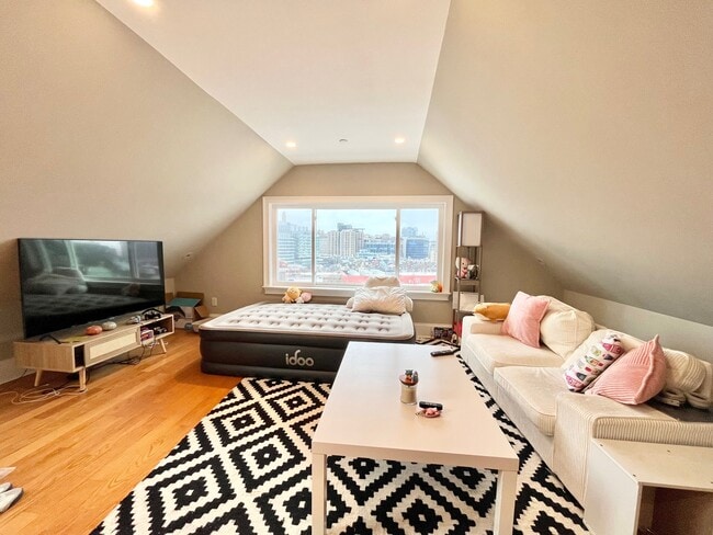 Photo - 180 Hillside St Unidad 4