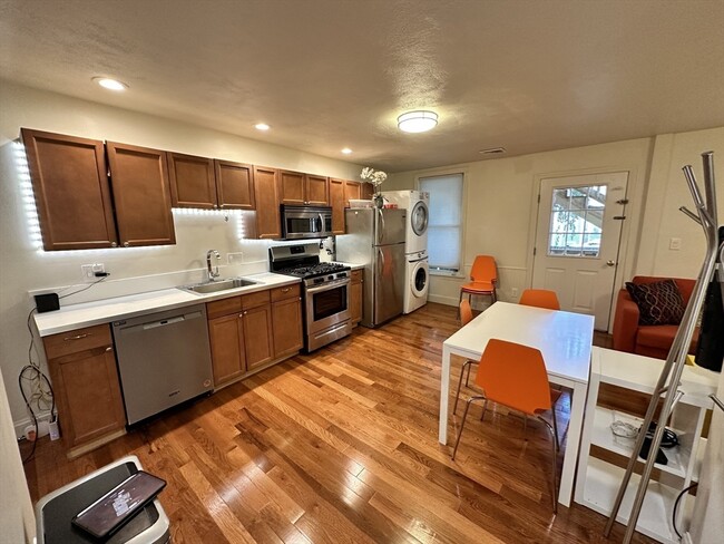 Building Photo - 130 W 8th St Unit 1A