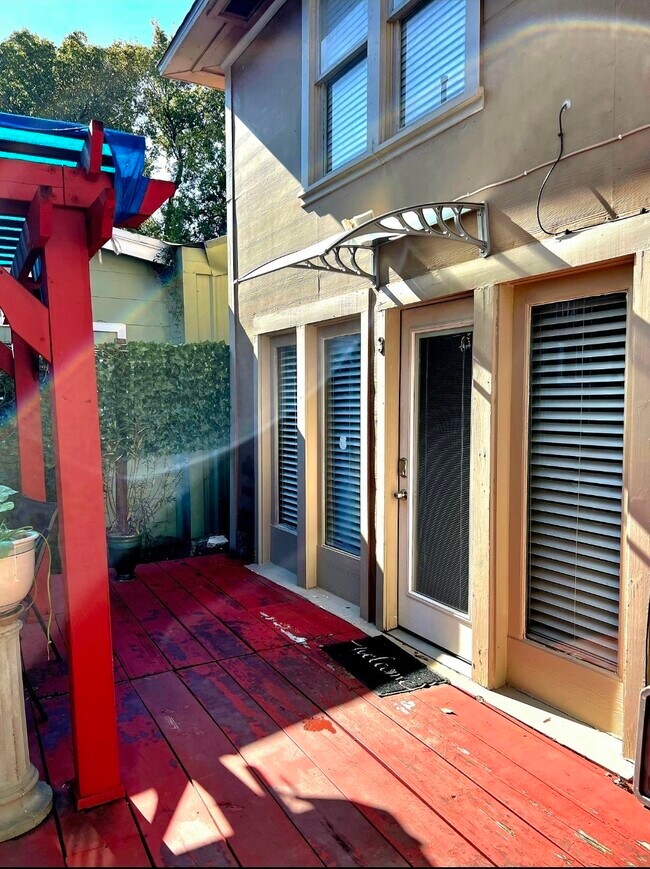 Building Photo - 2606 Stanford St Unit 3