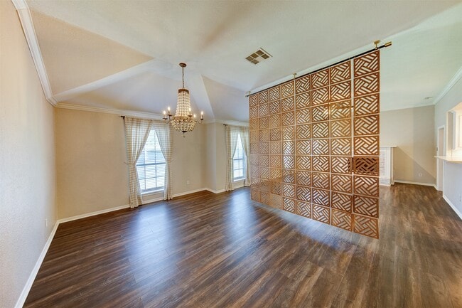 Photo - 402 Live Oak Ln