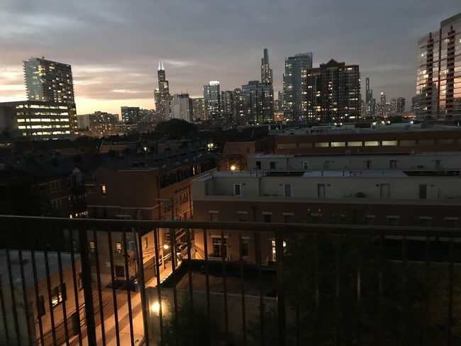 Vista del horizonte nocturno desde el apartamento - 320 E 21st St Unidad 503