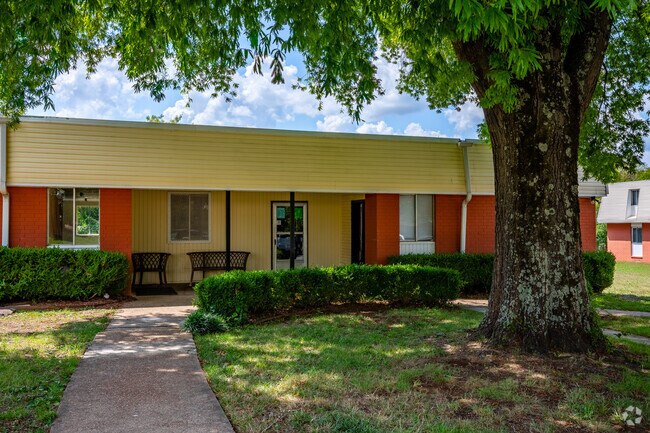 Oficina de arrendamiento en la entrada - Autumnwood Apartments