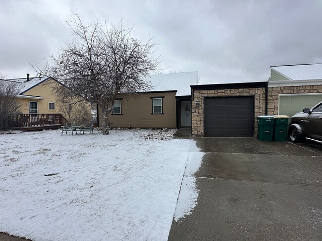 Building Photo - 3 bed 1.5 bath Townhome near Downtown Castle Rock!