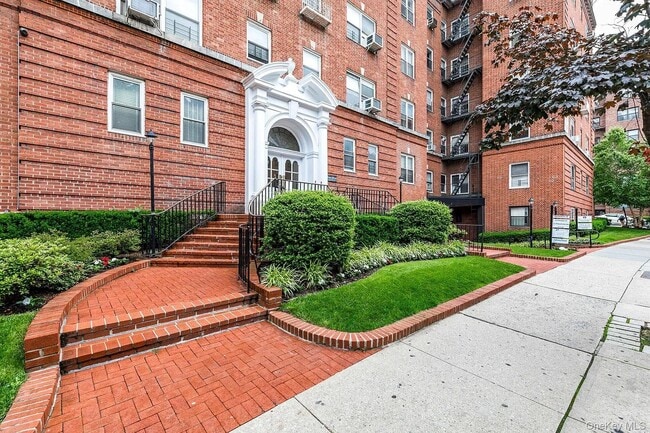 Building Photo - 69-11 Yellowstone Blvd Unit B36