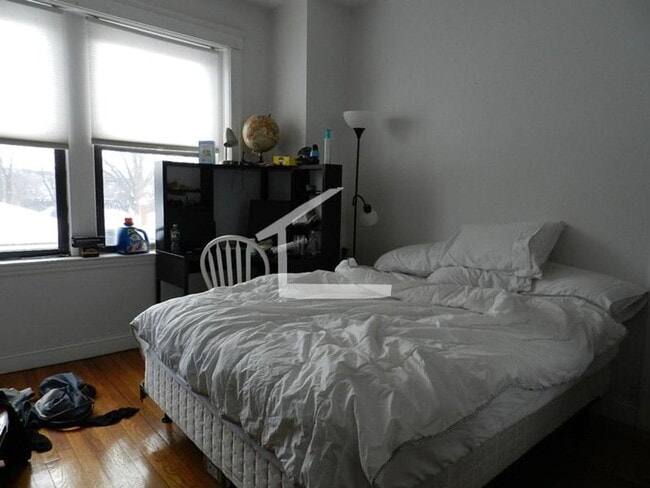 Building Photo - Charming 4 Bedrooms-No Broker Fee
