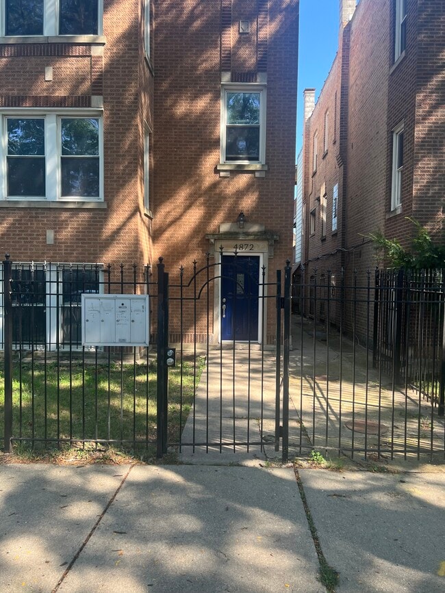 Building Photo - 4872 W Homer St Unit 1st Floor