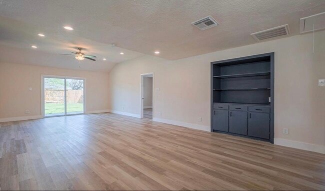 Photo - 5502 Hewitt Dr