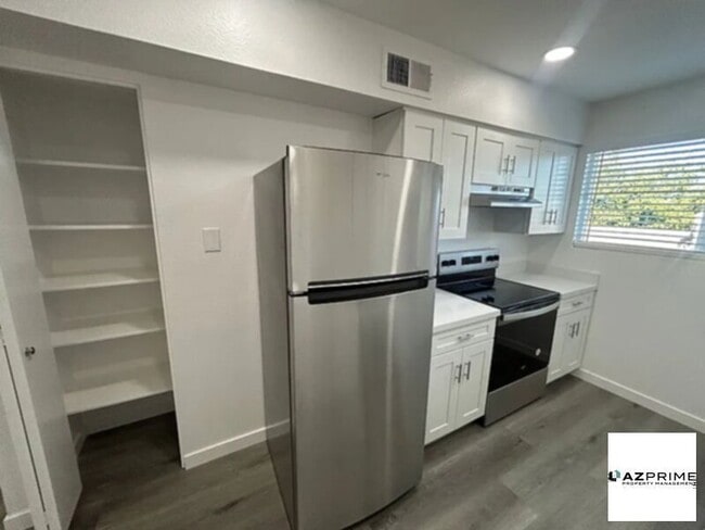 Building Photo - Single family residence