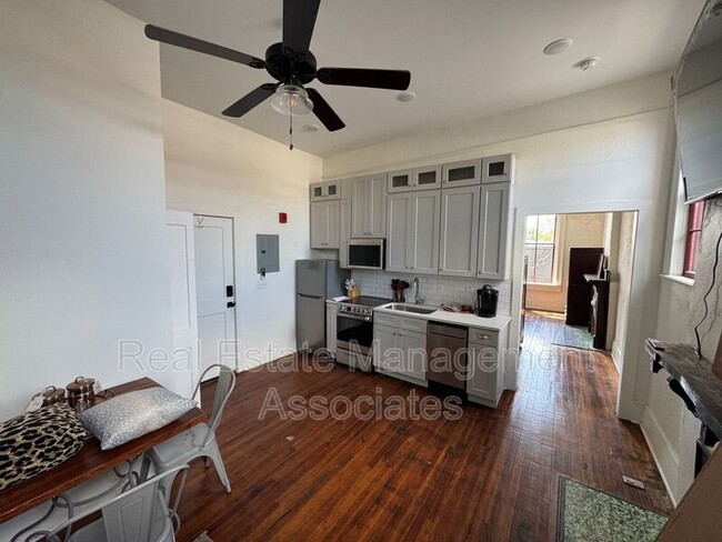 Building Photo - 215 Main St Unit 2C Rental