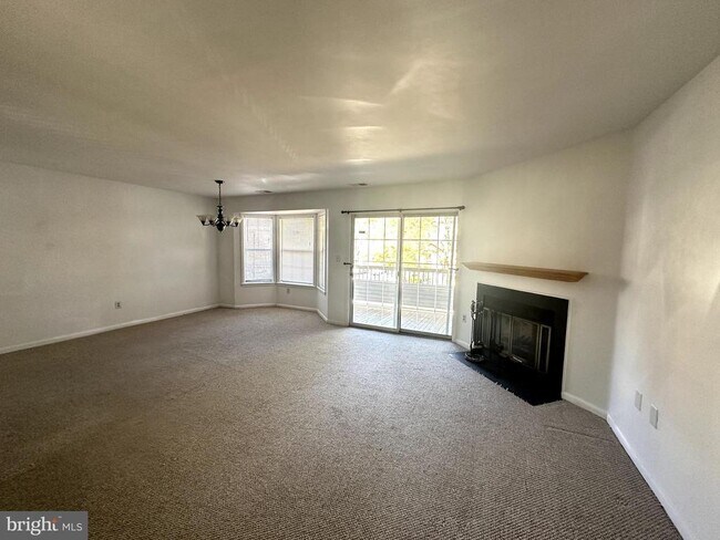 Building Photo - 102 Sequoia Ct Unit 6