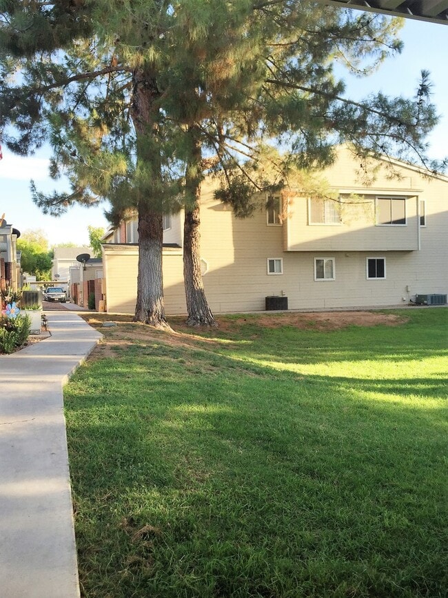 Building Photo - **COMFORTABLE 2br/2ba TOWNHOME (GILBERT & ...