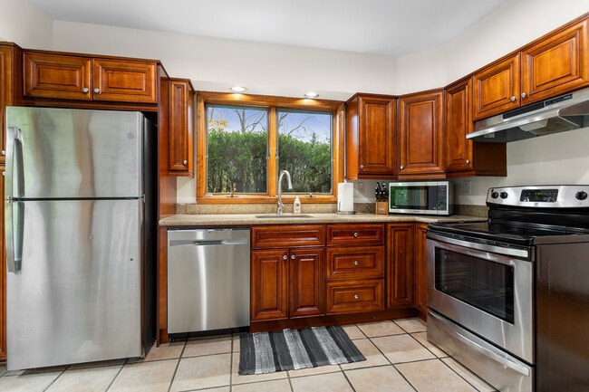 Photo - 425 Taconic Rd