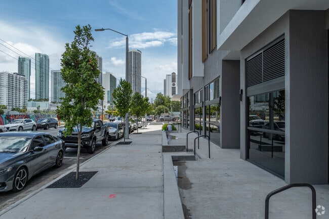 1642 NE 1ra Avenida