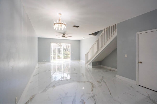 Building Photo - 1928 Madeira Dr