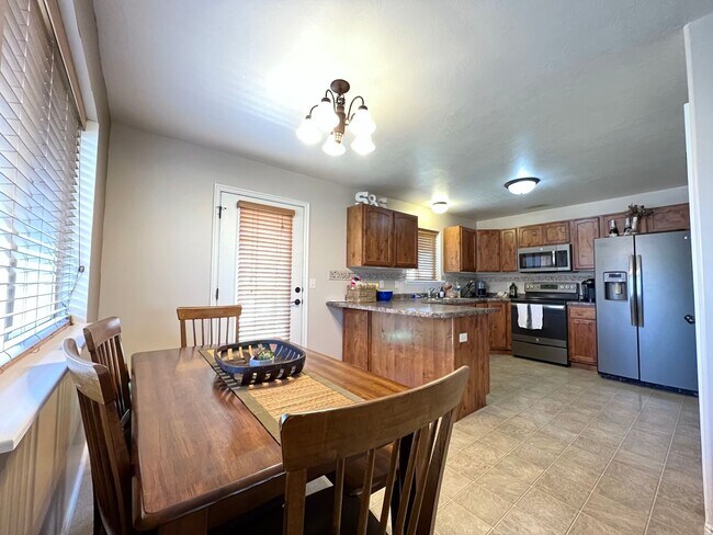 Photo - 6 Bedroom/3 Bathroom House in Eagle Mountain