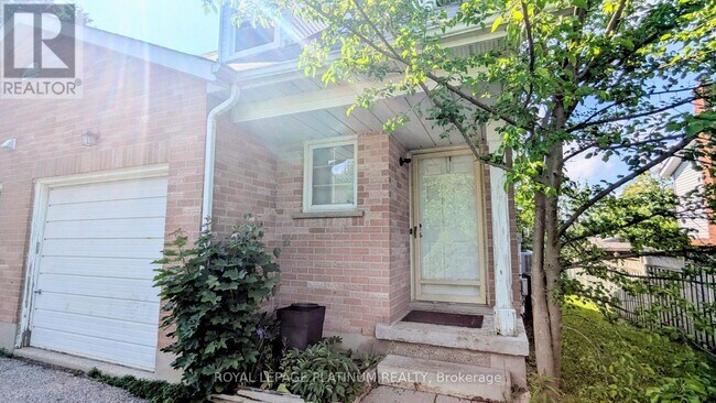 Photo - 630 Pinerow Crescent