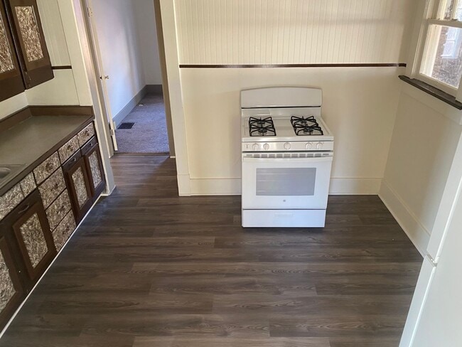 Building Photo - 606 W Cherry St