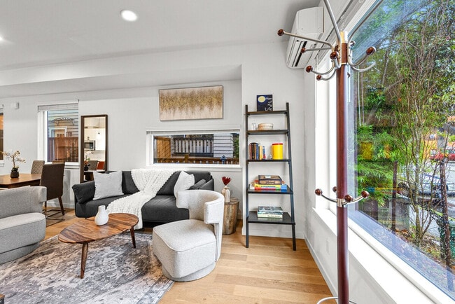 Photo - 5201 Brooklyn Ave NE Unidad ID1372967P