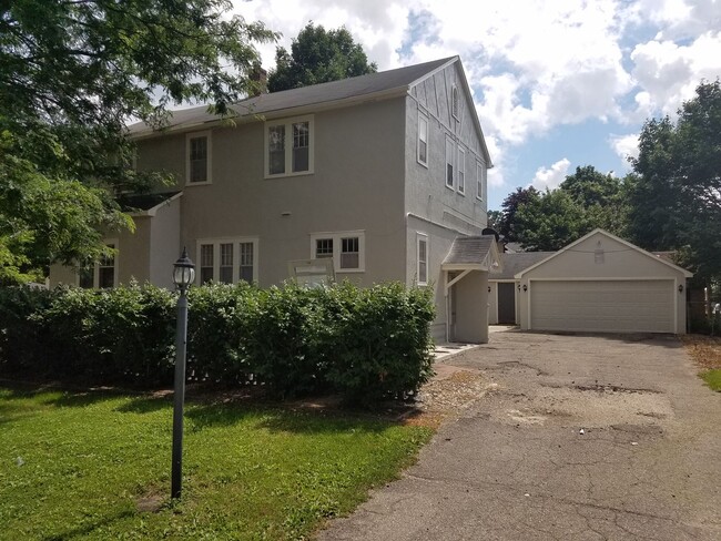 Building Photo - 400-402 Burr Unit 402