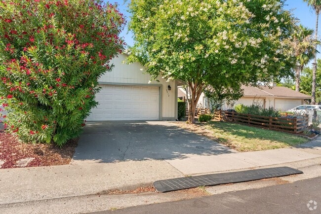Building Photo - Charming 2 Bedroom 2 Bath Duplex Rental