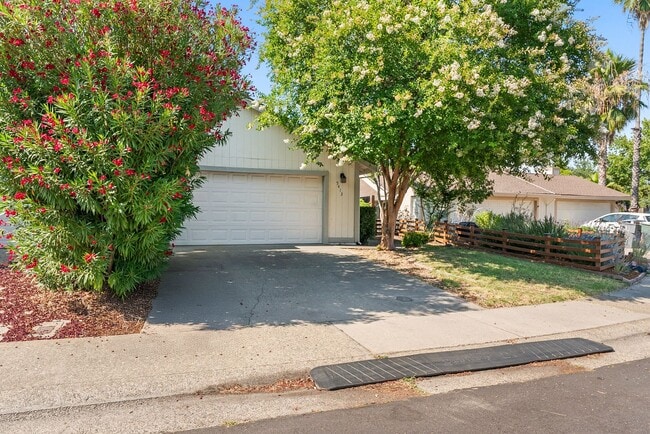 Charming 2 Bedroom 2 Bath Duplex - Charming 2 Bedroom 2 Bath Duplex House