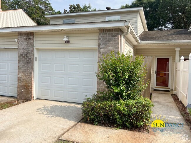 Building Photo - Beautiful 3 Bedroom Townhouse Near Both Mi...