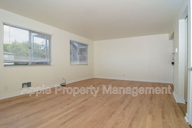 Photo - 9244 Greenwood Ave N Unit 2