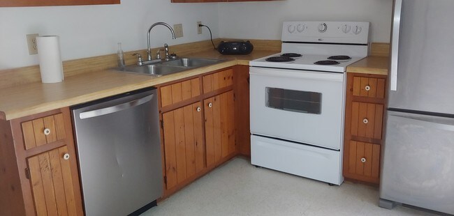 Gabinetes de madera recién empapelados. - 2020 Elmhurst Ln