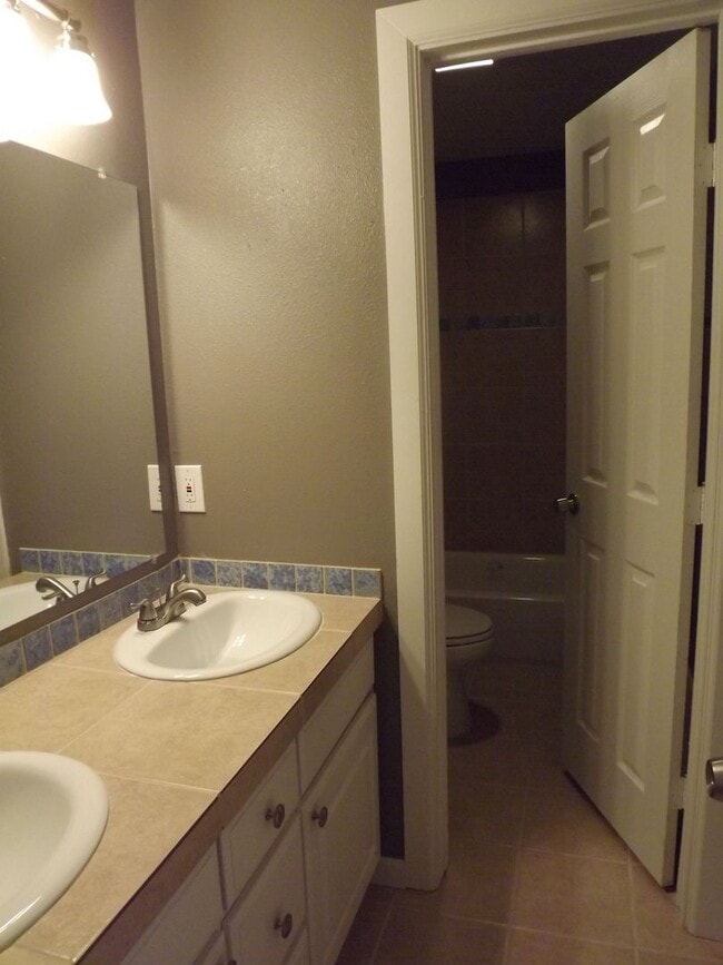 Photo - Pre Leasing for fall 2026! 4/2 by Greek circle!