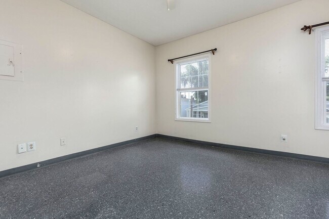 Photo - 707 M St Unidad #4