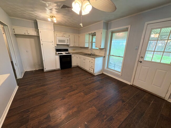 Photo - Beautiful 4 Bedroom Southern Hills Home