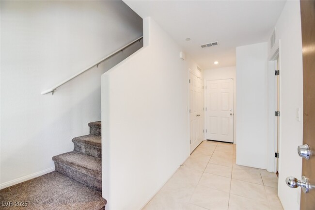 Building Photo - 664 Anemone Ln