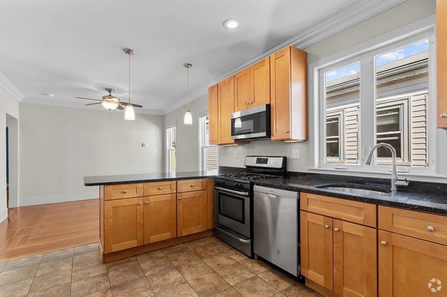 Building Photo - 11 Woodlawn St Rental