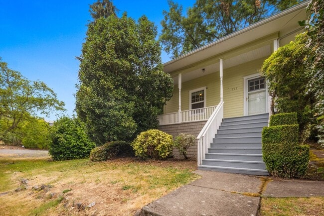 712 SW 3rd Pl