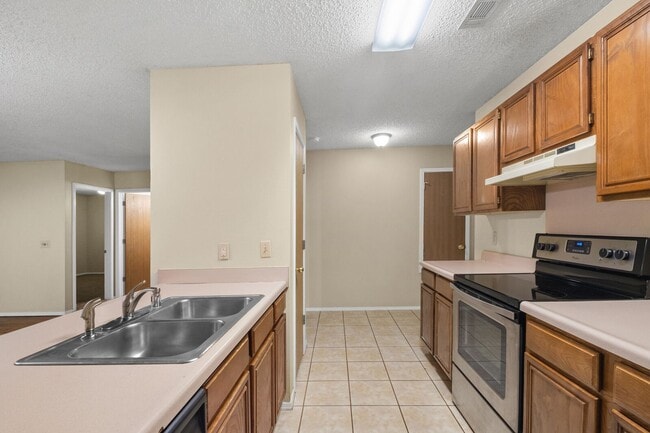 Photo - 3 Bedroom 2 Bath Duplex with Garage