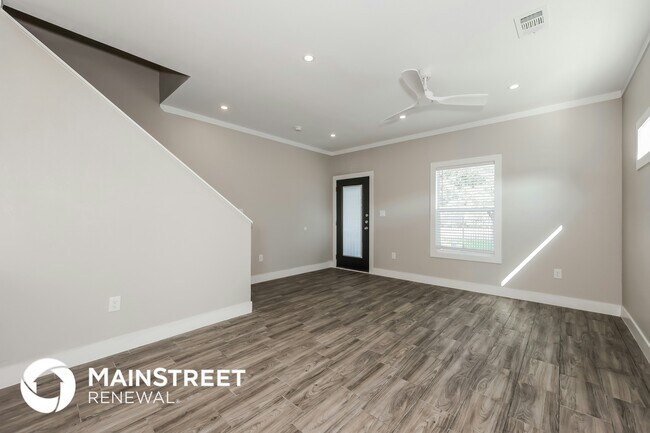 Photo - 1244 Lonsdale Ave