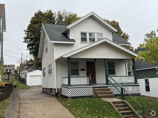 Building Photo - 125 Langdon Ave NE Rental