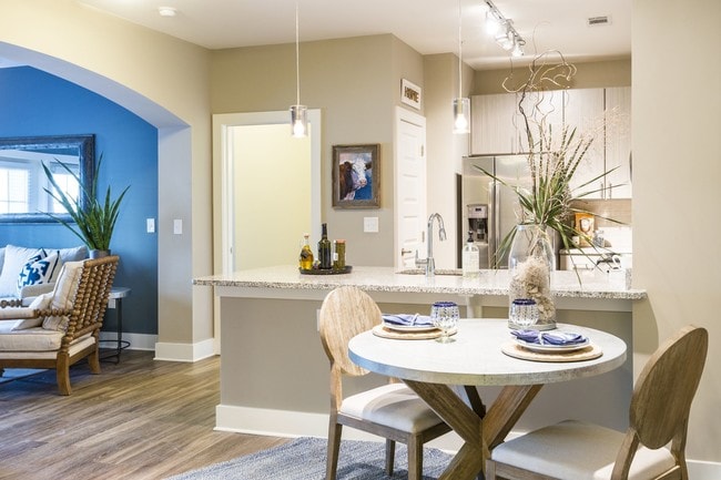 1BR, 1BA - 865 SF