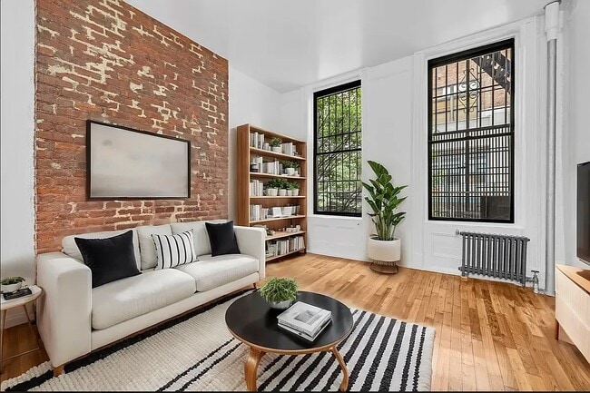 Building Photo - 331 W 16th St