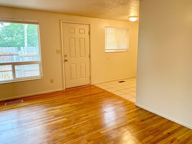 Building Photo - Three Bedroom Gem in Salt Lake City; Clean... Unit 3 Rental