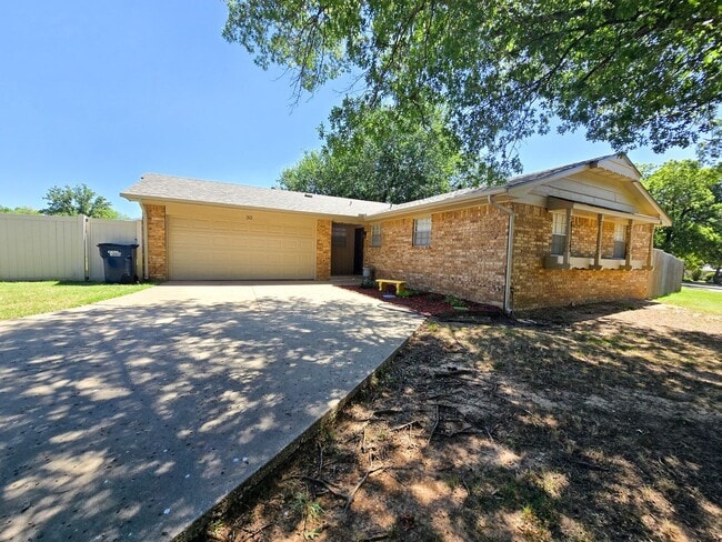 Building Photo - 3 Bed 2 Bath 2 Car Garage in Shawnee! Rental