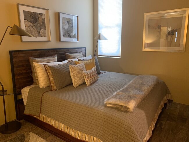 Master bedroom w/ king bed - 290 W 12th Ave Unit 406