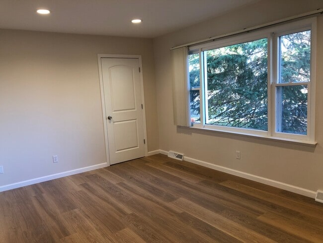 Photo - 106 E 2nd St