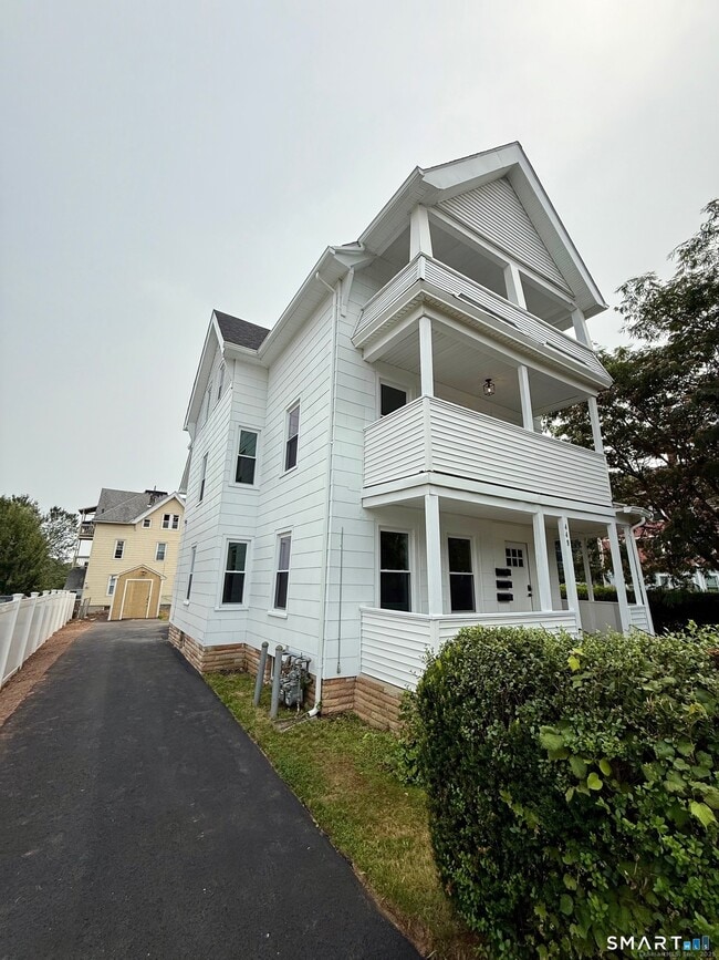 Building Photo - 449 Stanley St Unit 3