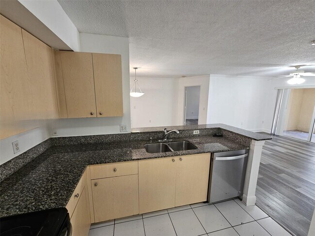 Photo - 2451 Centergate Dr Unidad 204