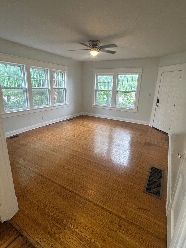 Building Photo - 1333 Castlewood Ave Unit 2