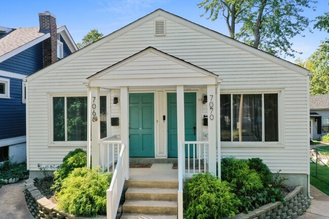 Photo - Chic French-ish Town-Cottage Unidad 7068 - 888