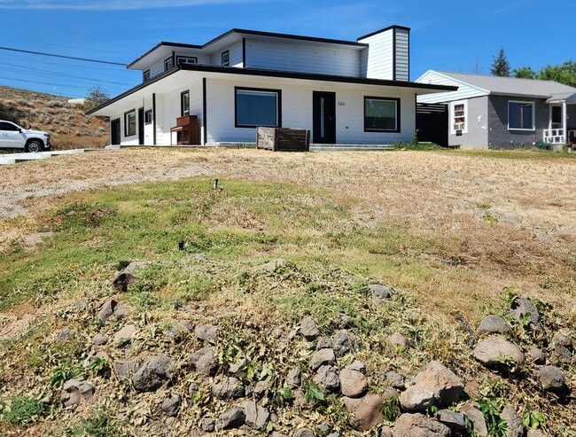 Building Photo - Modern Style and Luxury Amenities in Ephra... Rental